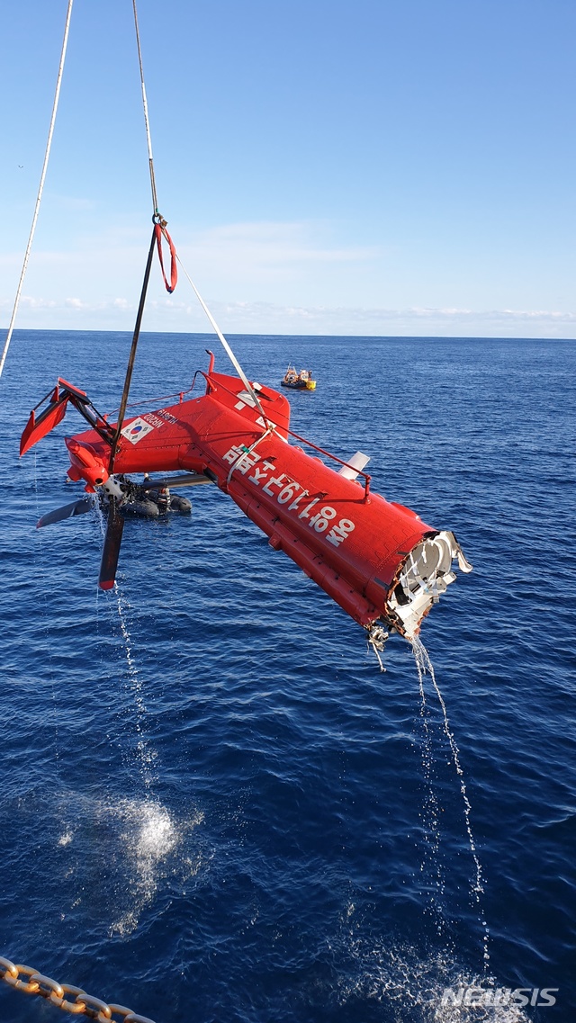 [대구=뉴시스]김정화 기자 = 해군은 21일 오후 2시25분께 헬기 동체 꼬리 부분의 인양작업을 완료했다. 국토교통부 사고조사위는 같은 날 오후 2시52분께 헬기 꼬리 부분에 있던 블랙박스를 회수했다. (사진 = 범정부지원단 제공) 2019.11.21.&nbsp; photo@newsis.com 