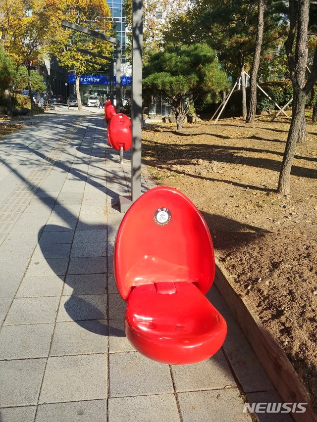 [서울=뉴시스] 서울 강서구에 설치된 보행약자용 쉼의자 (사진=서울 강서구 제공)