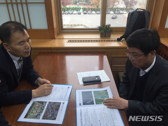 한근호 전북 부안 부군수(왼쪽)가 21일 안도걸 기획재정부 예산총괄심의관을 찾아 '2020년 국가예산' 확보 활동을 펼치고 있다. (사진=부안군 제공)