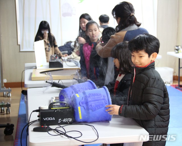 [진주=뉴시스] 경남과학교육원은 21일 거제 송정초에서 11월 찾아가는 이동과학탐구교실을 운영하고 있다.