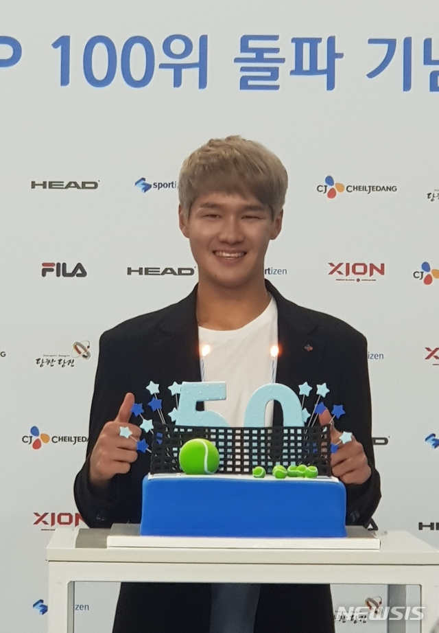 [서울=뉴시스] 권순우(당진시청)가 21일 서울 구로구 귀뚜라미 크린 테니스코트에서 유소년과 함께하는 테니스 재능기부와 인터뷰를 마친 뒤 포즈를 취하고 있다. 2019.11.21 jinxijun@newsis.com