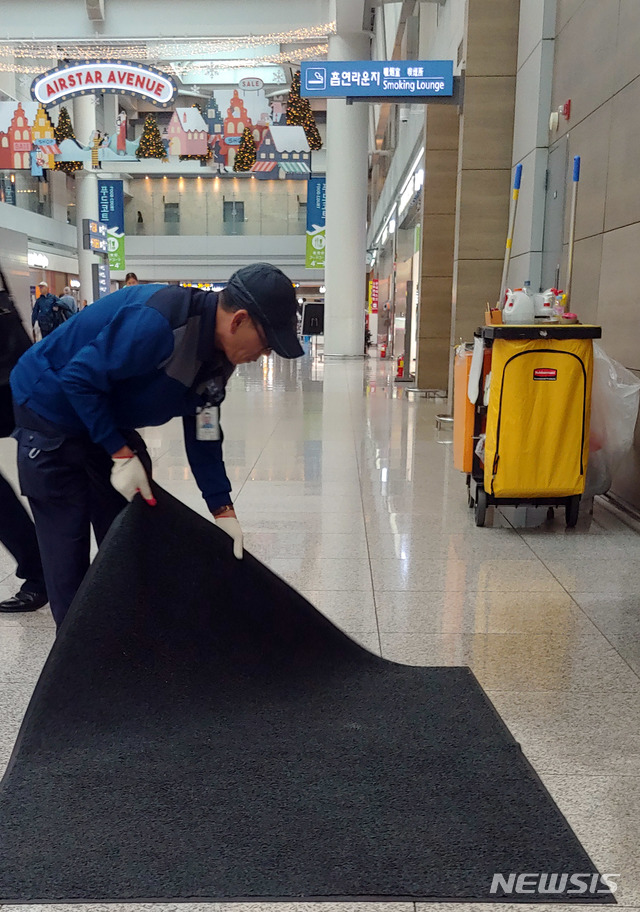 [인천공항=뉴시스]홍찬선 기자 = 지난 20일 오후 8시10분께 인도네시아 국적 A씨(24)가 인천공항 제1여객터미널 면세구역 화장실에서 30대 한국인 여성을 성폭행하려다가 공항에서 근무하는 환경 미화원에게 붙잡히는 사건이 발생했다. 이 외국인을 붙잡은 김완주(56)씨가 21일 오후 사건이 발생한 화장실을 청소하고 있다. mania@newsis.com