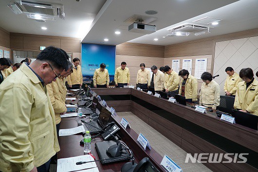 [통영=뉴시스]신정철 기자=자유한국당 정점식 의원(경남 통영고)은 21일 통영시 도·시의원, 통영시내 수협장들과 함께 경남 통영시청 제2청사에 마련된 ‘제주 대성호 화재사고 통영시대책본부’를 찾아사망자의 명복을 비는 묵념을 하고 있다.(사진=정점식 의원실 제공). 2019.11.21.  photo@newsis.com