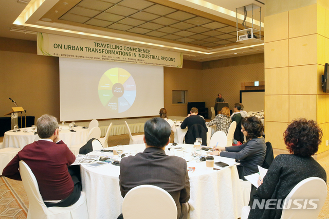 [울산=뉴시스] 박수지 기자 = 울산대학교가 21일 롯데호텔울산에서 독일 뒤스부르크의 에센대학교와 함께 '산업화 지역에서의 도시 기능 재생'을 주제로 국제회의를 개최한 가운데 독일 졸베레인에센재단 임원이 발표하고 있다. 2019.11.21.(사진=울산대학교 제공) photo@newsis.com