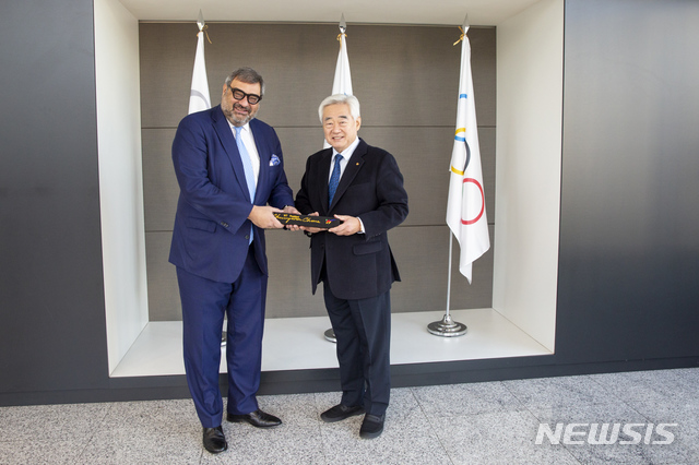 [서울=뉴시스] 세계태권도연맹(WT) 조정원 총재(사진 오른쪽)와 야니스 에자르호스 OBS CEO. (사진 = WT 제공)