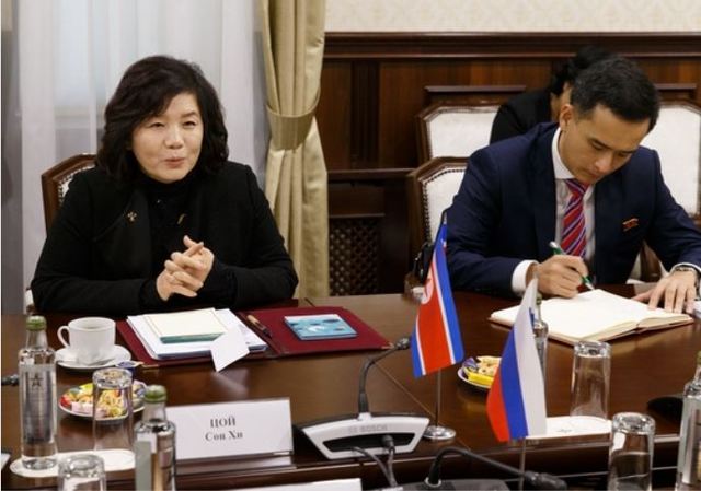 [서울=뉴시스]러시아 국방부가 21일(현지시간) 홈페이지를 통해 최선희 북한 외무성 제1부상이 알렉산드르 포민 국방차관과 만났다고 밝혔다. 사진은 발언중인 최 부상(사진 왼쪽)의 모습. (출처=러시아 국방부 홈페이지 캡처) 2019.11.21. 