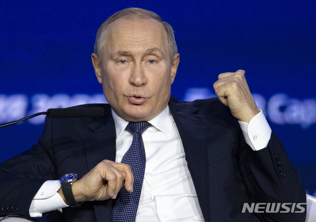 [모스크바=AP/뉴시스]블라디미르 푸틴 러시아 대통령이 20일(현지시간) 모스크바에서 열린 VTB 캐피탈 연례 투자 포럼에 참석해 질문에 답하고 있다. 푸틴 대통령은 러시아와 미국은 많은 이익을 공유하고 있음을 강조하며 내년 미국 대선에서는 러시아가 선거에 개입했다는 비난을 듣지 않길 바란다고 지적했다. 2019.11.21.