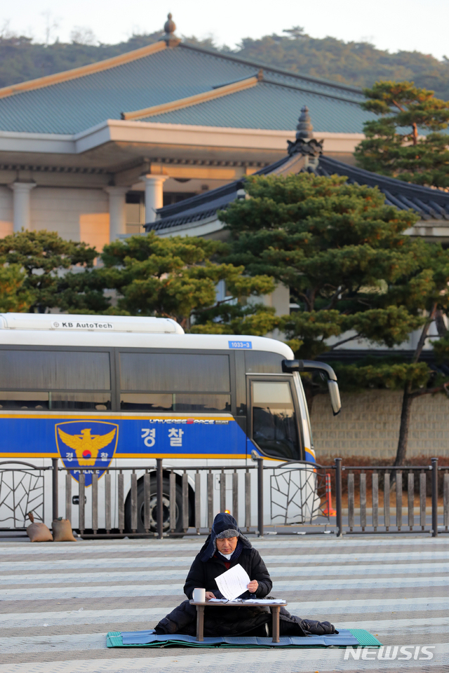 [서울=뉴시스]배훈식 기자 = 황교안 자유한국당 대표가 21일 오전 청와대 분수대 앞에서 이틀째 총체적 국정실패 규탄을 위한 단식 투쟁을 이어가고 있다. 지난 밤 국회의사당으로 자리를 옮겨 단신을 이어가던 황 대표는 이날 청와대 분수대로 다시 자리를 옮겼다. 2019.11.21. dahora83@newsis.com