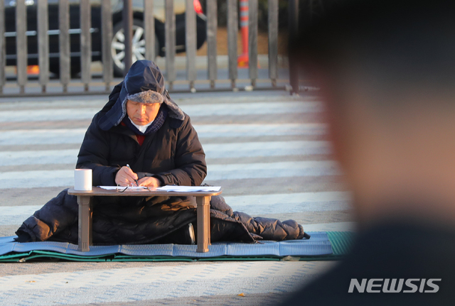 [서울=뉴시스]배훈식 기자 = 황교안 자유한국당 대표가 21일 오전 청와대 분수대 앞에서 이틀째 총체적 국정실패 규탄을 위한 단식 투쟁을 이어가고 있다. 지난 밤 국회의사당으로 자리를 옮겨 단신을 이어가던 황 대표는 이날 청와대 분수대로 다시 자리를 옮겼다. 2019.11.21. dahora83@newsis.com