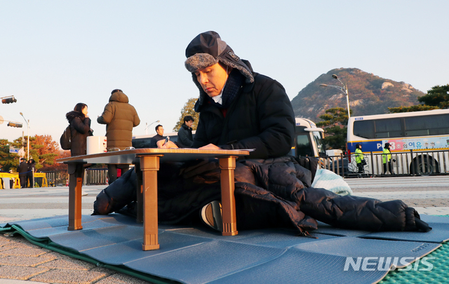 [서울=뉴시스]배훈식 기자 = 황교안 자유한국당 대표가 21일 오전 청와대 분수대 앞에서 이틀째 총체적 국정실패 규탄을 위한 단식 투쟁을 이어가고 있다. 지난 밤 국회의사당으로 자리를 옮겨 단신을 이어가던 황 대표는 이날 청와대 분수대로 다시 자리를 옮겼다. 2019.11.21. dahora83@newsis.com