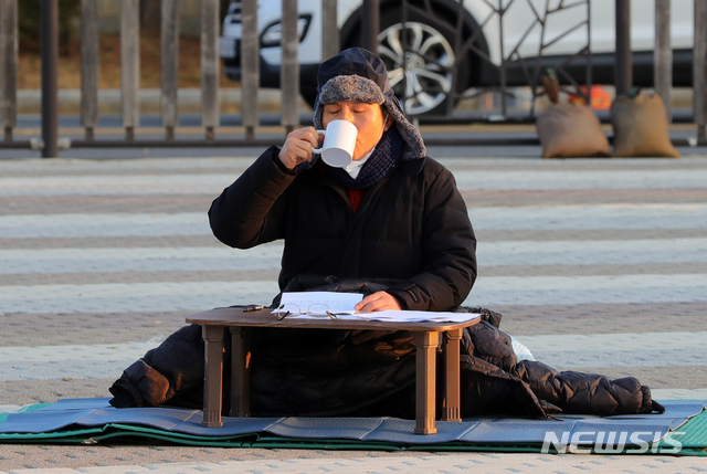 [서울=뉴시스]배훈식 기자 = 황교안 자유한국당 대표가 21일 오전 청와대 분수대 앞에서 이틀째 총체적 국정실패 규탄을 위한 단식 투쟁을 이어가고 있다. 지난 밤 국회의사당으로 자리를 옮겨 단신을 이어가던 황 대표는 이날 청와대 분수대로 다시 자리를 옮겼다. 2019.11.21. dahora83@newsis.com