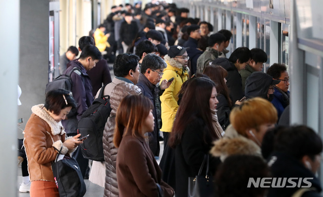 [서울=뉴시스] 이영환 기자 = 시민들이 철도파업 이틀째인 21일 오전 서울 동작구 지하철 1호선 노량진역에서 열차를 기다리고 있다. 2019.11.21. 20hwan@newsis.com