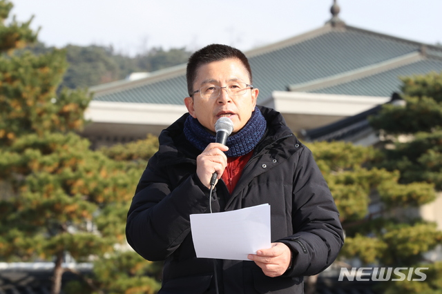 [서울=뉴시스]박영태 기자 = 황교안 자유한국당 대표가 21일 오전 청와대 분수대 앞에서 열린 최고위원회의에 참석해 모두발언하고 있다. 2019.11.21.&nbsp; since1999@newsis.com