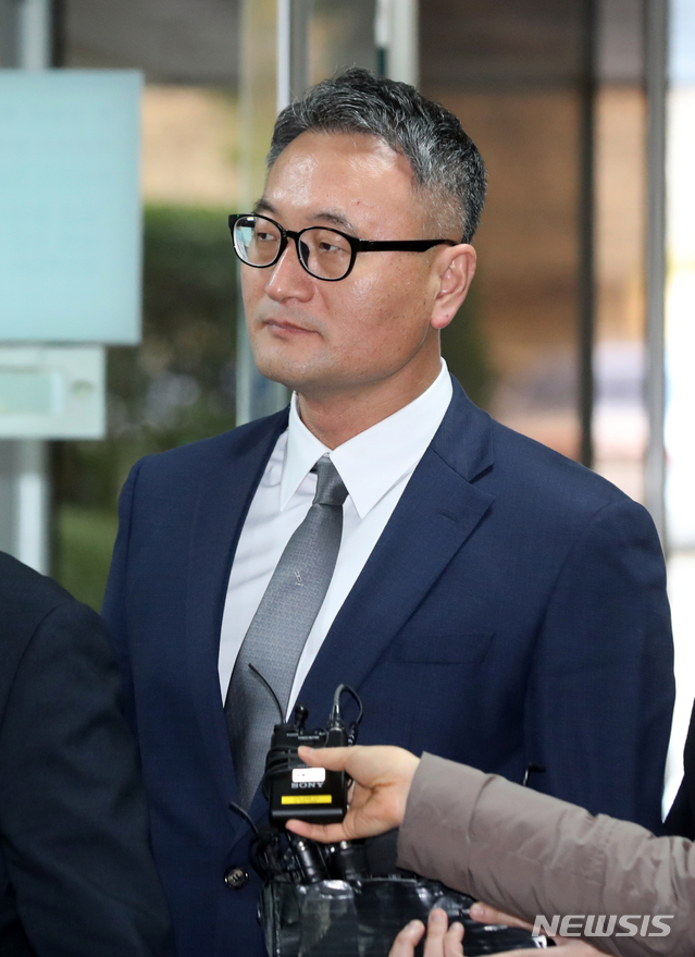 [서울=뉴시스]이윤청 기자 = 군납업자로부터 금품을 수수한 혐의를 받고 있는 이동호 전 고등군사법원장이 21일 오전 서울 서초구 서울중앙지방법원에서 열린 구속 전 피의자심문(영장실질심사)에 출석하고 있다. 2019.11.21. radiohead@newsis.com