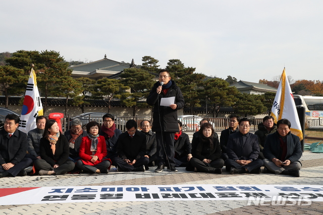[서울=뉴시스]박영태 기자 = 황교안 자유한국당 대표가 21일 오전 청와대 분수대 앞에서 열린 최고위원회의에 참석해 모두발언하고 있다. 2019.11.21. since1999@newsis.com