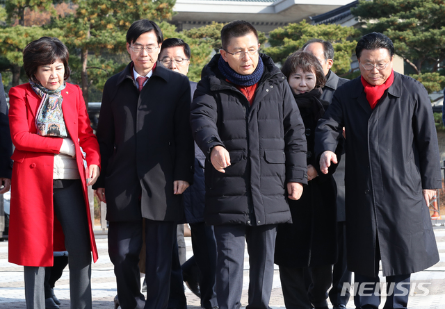 [서울=뉴시스]박영태 기자 = 황교안 자유한국당 대표가 21일 오전 청와대 분수대 앞에서 열린 최고위원회의에 참석하고 있다. 왼쪽부터 김순례, 조경태 최고위원, 황 대표, 정미경 최고위원, 박맹우 사무총장. 2019.11.21.&nbsp; since1999@newsis.com 