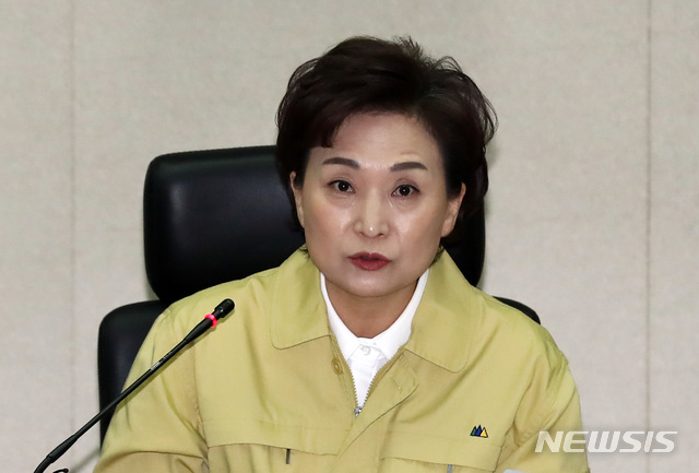 [서울=뉴시스] 이영환 기자 = 김현미 국토교통부 장관이 21일 오전 서울 구로구 철도교통관제센터에서 열린 철도공사 노조 파업 비상수송 현장점검에 참석해 모두발언을 하고 있다. 2019.11.21.&nbsp; 20hwan@newsis.com