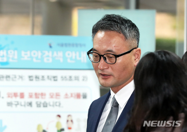 [서울=뉴시스]이윤청 기자 = 군납업자로부터 금품을 수수한 혐의를 받고 있는 이동호 전 고등군사법원장이 21일 오전 서울 서초구 서울중앙지방법원에서 열린 구속 전 피의자심문(영장실질심사)에 출석하고 있다. 2019.11.21. radiohead@newsis.com