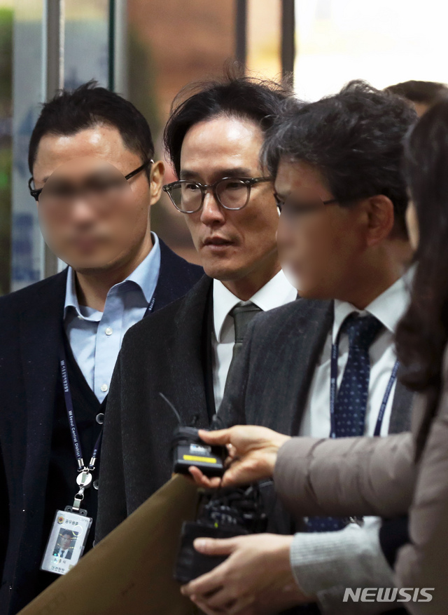 [서울=뉴시스]이윤청 기자 = 협력업체로부터 뒷돈을 받고 회삿돈을 빼돌린 혐의를 받고 있는 조현범 한국타이어 대표가 21일 오전 서울 서초구 서울중앙지방법원에서 열린 구속 전 피의자심문(영장실질심사)에 출석하고 있다. 2019.11.21.&nbsp; radiohead@newsis.com