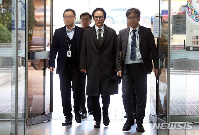 [서울=뉴시스]이윤청 기자 = 협력업체로부터 뒷돈을 받고 회삿돈을 빼돌린 혐의를 받고 있는 조현범 한국타이어 대표가 21일 오전 서울 서초구 서울중앙지방법원에서 열린 구속 전 피의자심문(영장실질심사)에 출석하고 있다. 2019.11.21.&nbsp;&nbsp; radiohead@newsis.com