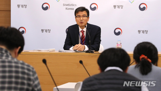 [세종=뉴시스]강종민 기자 = 박상영 통계청 가계수지동향과장이 21일 오전 정부세종청사에서 '2019년 3/4분기 가계동향조사 소득 부문 결과'를 발표하고 있다. . 2019.11.21. ppkjm@newsis.com