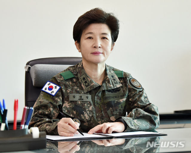 [이천=뉴시스] 김종택 기자 = 여군 최초로 육군항공작전사령관으로 취임한 강선영 소장이 21일 오전 경기 이천시 항공작전사령부 집무실에서 첫 집무를 하고 있다. 2019.11.21.semail3778@naver.com