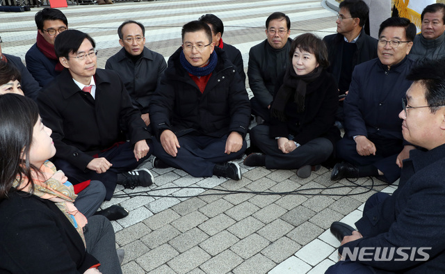 [서울=뉴시스]박영태 기자 = 황교안 자유한국당 대표가 21일 오전 청와대 분수대 앞에서 열린 최고위원회의 후 당 최고위원 및 관계자들과 간담회를 하고 있다. 2019.11.21. since1999@newsis.com