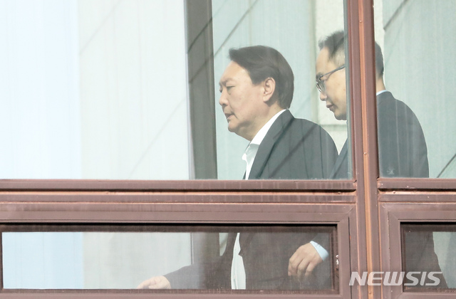 [서울=뉴시스]이윤청 기자 = 윤석열 검찰총장이 21일 서울 서초구 대검찰청에서 구내식당으로 이동하고 있다. 조국 전 법무부장관은 21일 검찰에 두 번째로 비공개 소환돼 조사를 받고 있다. 2019.11.21.&nbsp; radiohead@newsis.com