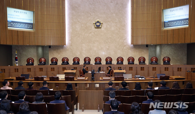 [서울=뉴시스]이윤청 기자 = 김명수 대법원장과 대법관들이 21일 오후 서울 서초구 대법원에서 열린 '백년전쟁 방영 재단법인 시민방송이 방통위를 상대로 낸 제재 조치 취소 소송 상고심' 전원합의체 판결을 위해 대법정에 참석해 있다. 2019.11.21.&nbsp; radiohead@newsis.com