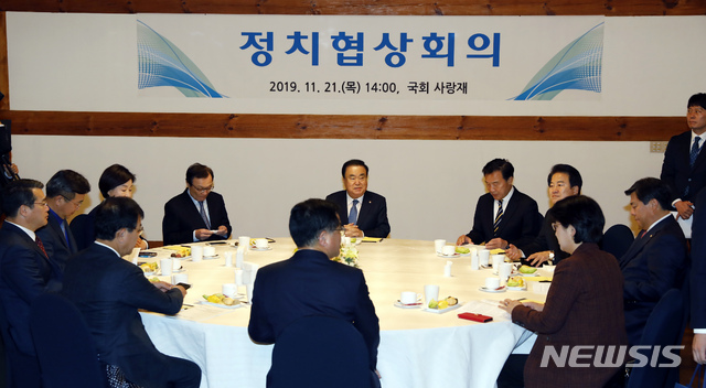 [서울=뉴시스] 고승민 기자 = 문희상 국회의장과 황교안 자유한국당 대표를 제외한 여야4당 대표가 21일 서울 여의도 국회 사랑재에서 정치협상회의를 하고 있다. 이날 한국당에서는 김선동 의원이 참석했다. 2019.11.21.kkssmm99@newsis.com
