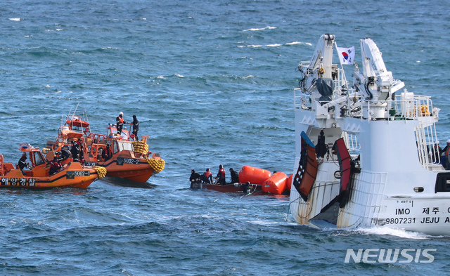 [제주=뉴시스]우장호 기자 = 제주 해상에서 어선 화재 사고로 11명이 실종된 가운데 21일 제주 해경이 제주 차귀도 인근 해상에서 떠 있는 통영선적 연승어선 대성호(29t) 선미 인양 준비 작업을 하고 있다. (사진=제주지방해양경찰청 제공) 2019.11.21. woo1223@newsis.com