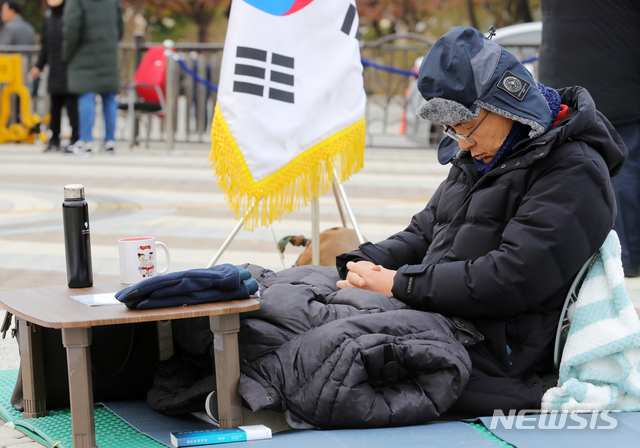 [서울=뉴시스]배훈식 기자 = 황교안 자유한국당 대표가 21일 오후 청와대 분수대 앞에서 이틀째 총체적 국정실패 규탄을 위한 단식 투쟁을 이어가고 있다. 2019.11.21. dahora83@newsis.com