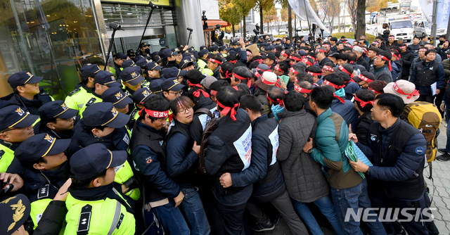 [광주=뉴시스] 신대희 기자 = 전국철도노동조합 총파업 이틀째인 21일 광주 서구 더불어민주당 광주시당사 앞에서 민주노총 공공운수노조 호남본부 철도노조가 노정 교섭 촉구 집회를 벌였다. 조합원들이 당정 협의 촉구 서한을 전달하기 위해 시당 진입을 요구했으나 시설 보호 요청을 받은 경찰이 막아 몸싸움이 벌어지고 있다 . 2019.11.21.   sdhdream@newsis.com