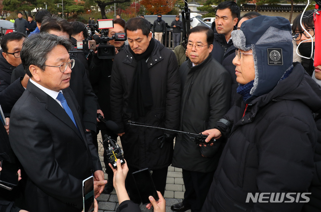 [서울=뉴시스]배훈식 기자 = 강기정 청와대 정무수석이 21일 오후 청와대 분수대 앞에서 이틀째 총체적 국정실패 규탄을 위한 단식 투쟁을 이어가는 황교안 자유한국당 대표를 찾아 면담하고 있다. 2019.11.21. dahora83@newsis.com