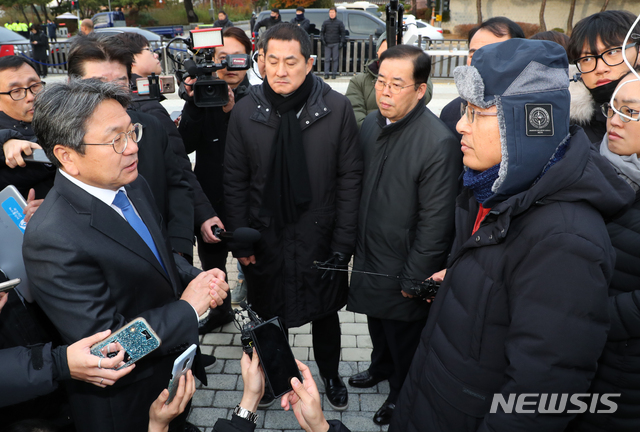[서울=뉴시스]배훈식 기자 = 강기정 청와대 정무수석이 21일 오후 청와대 분수대 앞에서 이틀째 총체적 국정실패 규탄을 위한 단식 투쟁을 이어가는 황교안 자유한국당 대표를 찾아 면담하고 있다. 2019.11.21. dahora83@newsis.com