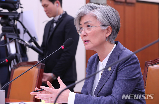 [서울=뉴시스] 장세영 기자 = 강경화 외교부 장관이 21일 오후 서울 여의도 국회에서 열린외교통일위원회 전체회의에 참석해 의원의 지소미아 관련 질의에 답하고 있다. 2019.11.21. photothink@newsis.com