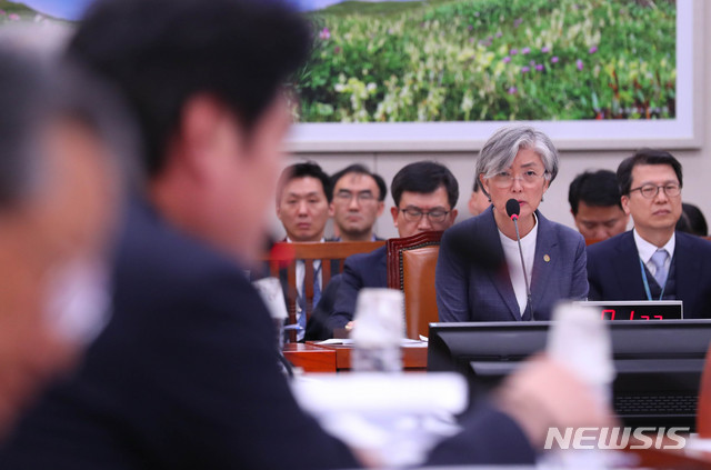 [서울=뉴시스] 장세영 기자 = 강경화 외교부 장관이 21일 오후 서울 여의도 국회에서 열린외교통일위원회 전체회의에 참석해 의원의 지소미아 관련 질의에 답하고 있다. 2019.11.21. photothink@newsis.com