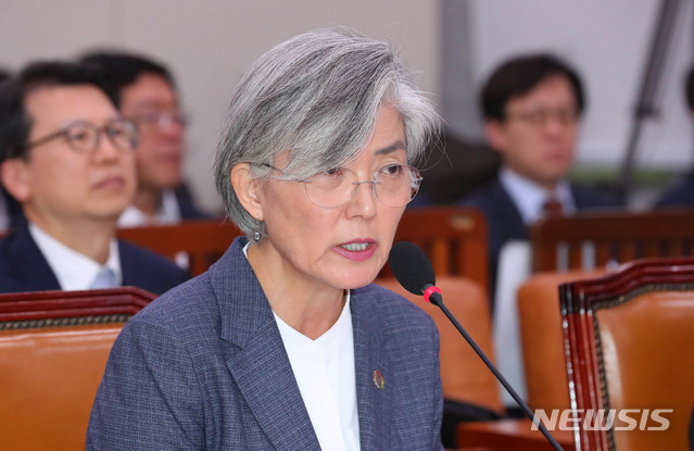 [서울=뉴시스] 장세영 기자 = 강경화 외교부 장관이 21일 오후 서울 여의도 국회에서 열린외교통일위원회 전체회의에 참석해 의원의 지소미아 관련 질의에 답하고 있다. 2019.11.21. photothink@newsis.com