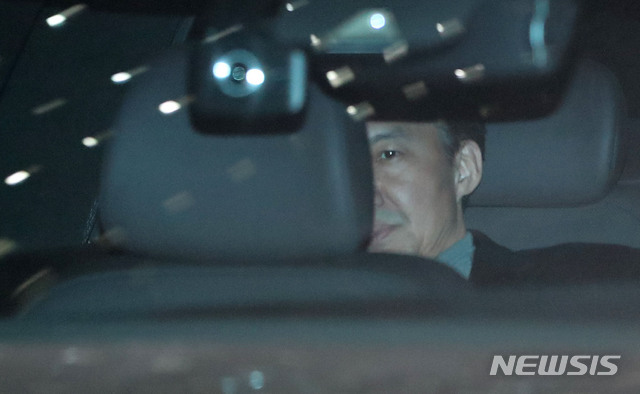 [서울=뉴시스]홍효식 기자 = 자녀 입시비리와 사모펀드 개입 여부 관련 의혹을 받는 조국 전 법무부 장관이 21일 오후 서울 서초구 서울중앙지검에서 두번째 소환 조사를 마친 뒤 차량을 타고 이동하고 있다. 2019.11.21.&nbsp; yesphoto@newsis.com