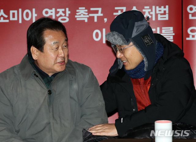 [서울=뉴시스] 고범준 기자 = 김무성 자유한국당 의원이 21일 오후 서울 청와대 분수대 앞에서 총체적 국정실패 규탄을 위한 단식 투쟁을 하고 있는 황교안 자유한국당 대표를 찾아 대화하고 있다. 2019.11.21.&nbsp; bjko@newsis.com