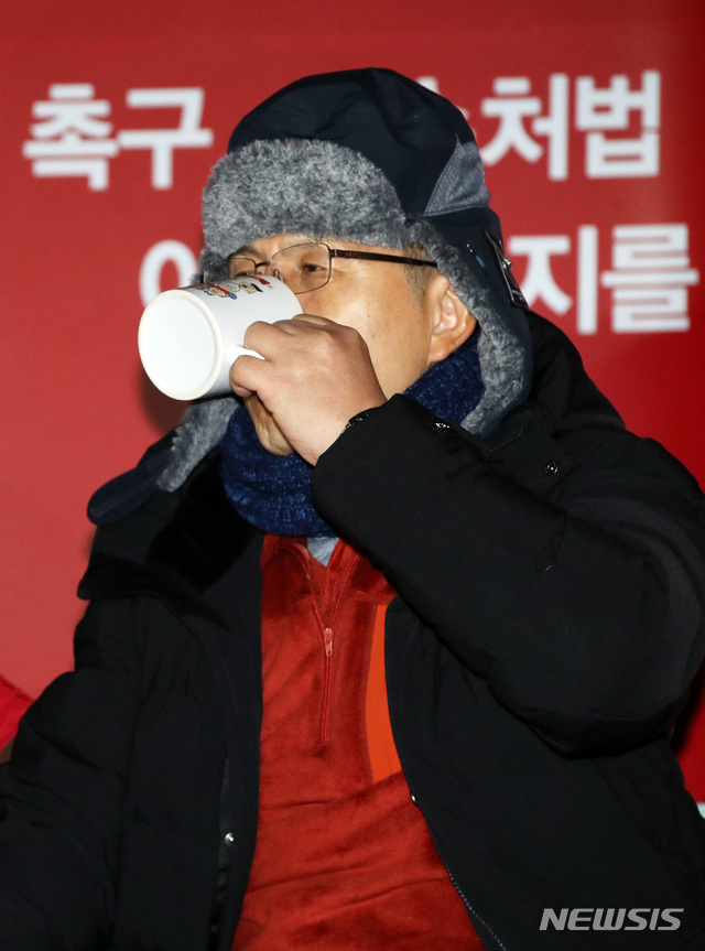 [서울=뉴시스] 고범준 기자 = 황교안 자유한국당 대표가 21일 오후 서울 청와대 분수대 앞에서 총체적 국정실패 규탄을 위한 단식 투쟁을 하고 있는 가운데 목을 축이고 있다. 2019.11.21.&nbsp; bjko@newsis.com