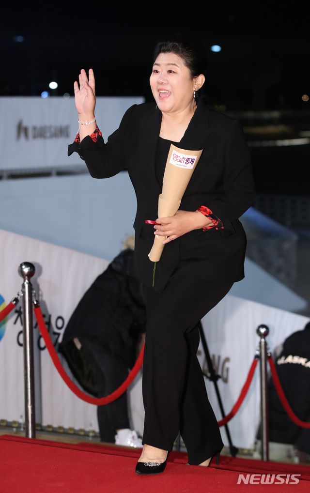 [인천=뉴시스]조수정 기자 = 배우 이정은이 21일 밤 인천 파라다이스시티에서 열린 청룡영화상 시상식에서 레드카펫으로 입장하고 있다. 2019.11.21. chocrystal@newsis.com