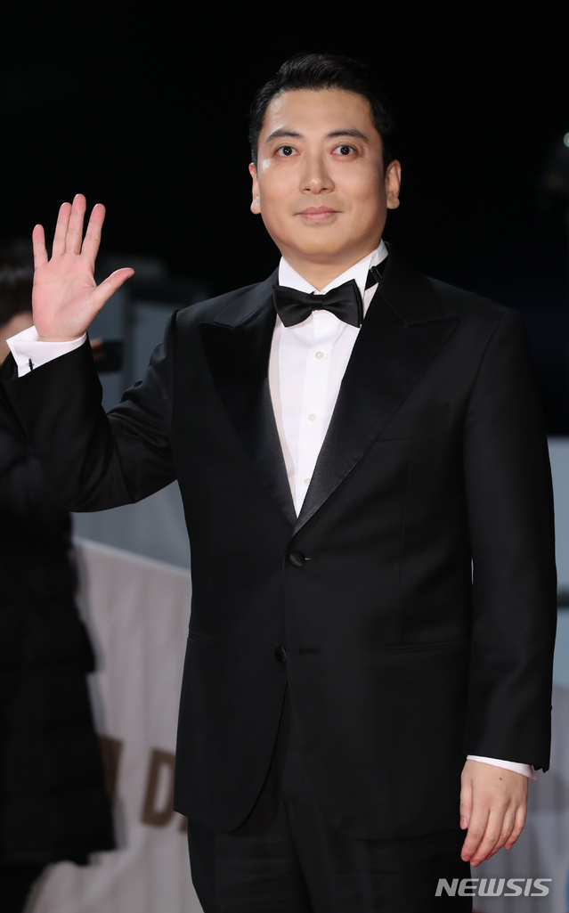 [인천=뉴시스]조수정 기자 = 배우 박명훈이 지난해 11월21일 밤 인천 파라다이스시티에서 열린 청룡영화상 시상식에서 레드카펫으로 입장하고 있다. 2020.01.09 chocrystal@newsis.com
