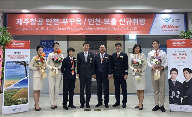[서울=뉴시스] 지난 21일 오후 인천국제공항에서 진행한 제주항공 인천~푸꾸옥, 보홀 노선 신규취항식에서 이석주(왼쪽 네번째) 제주항공 대표이사와 승무원들이 기념촬영을 하고 있다. 사진 제주항공