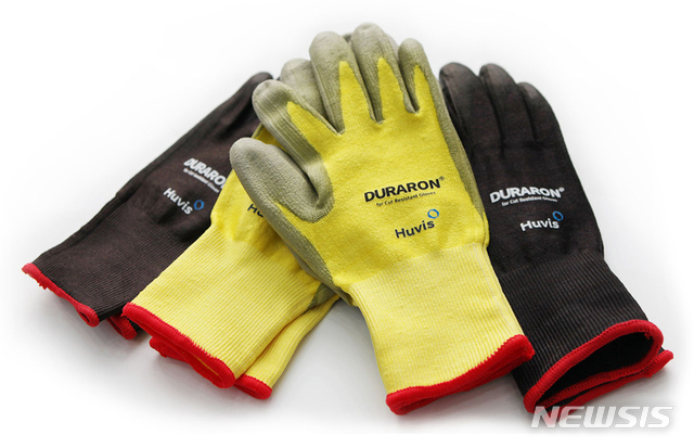 [서울=뉴시스]휴비스 듀라론으로 만든 안전장갑. (사진=회사 제공)