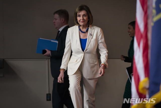 펠로시, 홍콩인권법 서명해 백악관에 보내…트럼프 사인할 듯