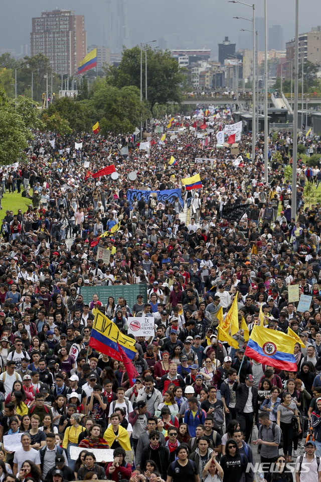 [보고타=AP/뉴시스]21일(현지시간) 콜롬비아 전역에서 파업이 일어나 수도 보고타의 볼리바르 광장에서 반정부 시위대가 행진하고 있다. 콜롬비아의 주요 노조와 대학생들은 이반 두케 콜롬비아 대통령의 정책에 그간 쌓였던 불만을 표출하며 시위를 벌이고 있다. 노동자들은 두케 대통령이 연금 수급 나이를 높이고, 청년 노동자의 임금을 낮추는 등 경제·노동 개혁을 준비 중이라며 반발하고 있으며 대학생들은 정부에 교육 예산 확충 등을 촉구하고 있다. 2019.11.22.