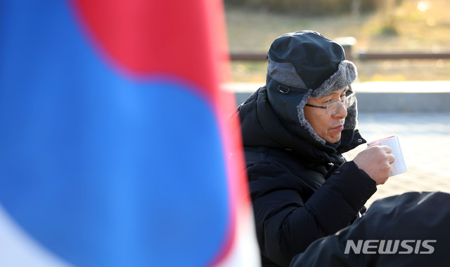 [서울=뉴시스] 김진아 기자 = 황교안 자유한국당 대표가 22일 오전  청와대 분수대 앞에서 3일째 단식 농성을 이어가고 있다. 2019.11.22.  bluesoda@newsis.com