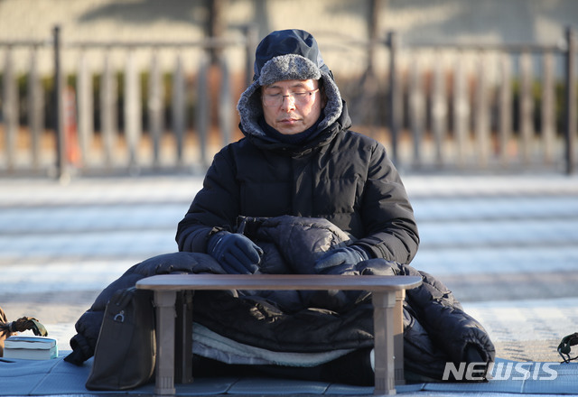 [서울=뉴시스] 김진아 기자 = 황교안 자유한국당 대표가 22일 오전 청와대 분수대 앞에서 3일째 단식 농성을 이어가고 있다. 2019.11.22. bluesoda@newsis.com