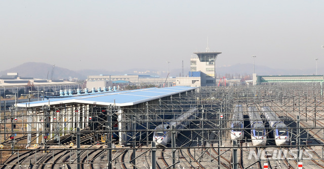 [고양=뉴시스] 전진환 기자 = 철도노조의 파업 사흘째를 맞은 22일 오전 경기도 고양시 행신 KTX차량기지에 차량들이 대기하고 있다. 2019.11.22.&nbsp;&nbsp;&nbsp;&nbsp; amin2@newsis.com